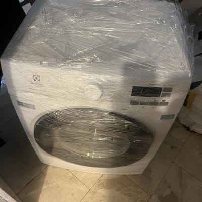 מכונת כביסה עטופה בניילון מוכנה להובלה