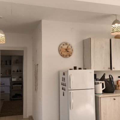 מנורות תלויות עם תאורה דקורטיבית במטבח