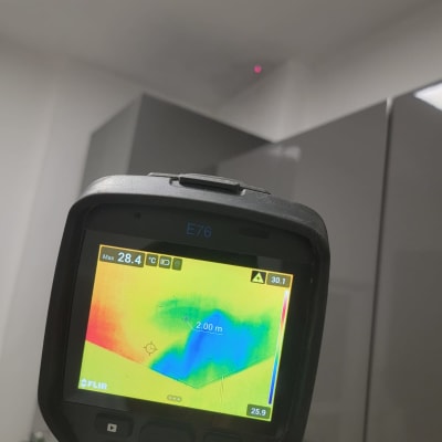 מצלמה תרמית מציגה תמונה צבעונית על מסך