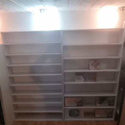 מדפים לבנים ריקים מותקנים על קיר