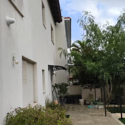 מצלמות אבטחה מותקנות על קיר חיצוני של בית