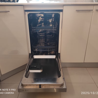 מדיח כלים פתוח במטבח מודרני