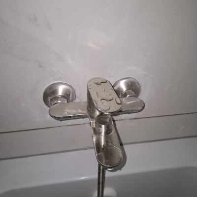 ברז אמבטיה עם ידית מתכת וצינור גמיש