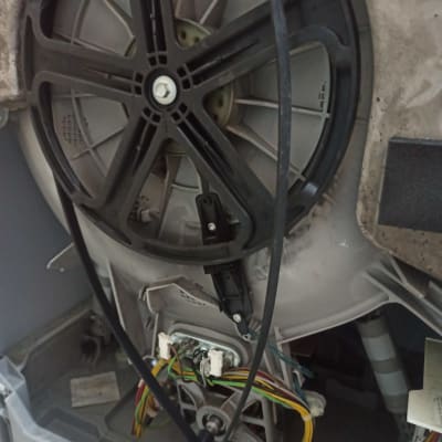 חלק פנימי של מכונת כביסה עם חוטים וגלגלת