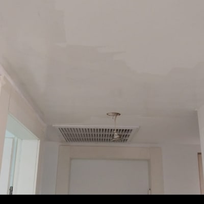 תקרה צבועה חלקית עם סימני צבע טריים