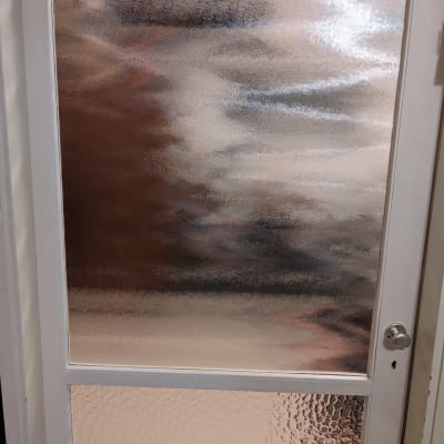 דלת עם זכוכית מטושטשת ודוגמת גלים