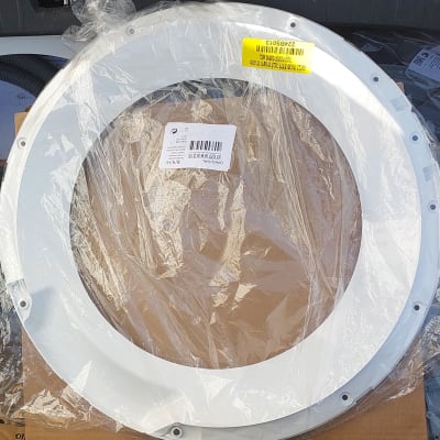 טבעת פלסטיק לבנה באריזת ניילון שקופה