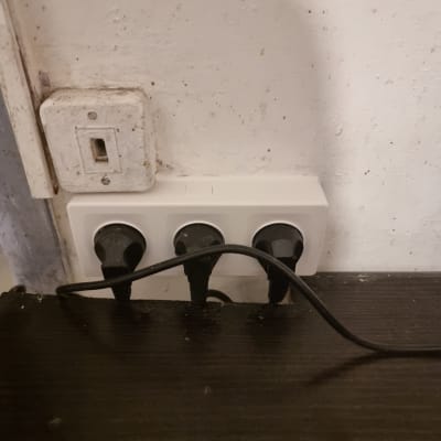 שקע חשמל עם שלושה תקעים מחוברים