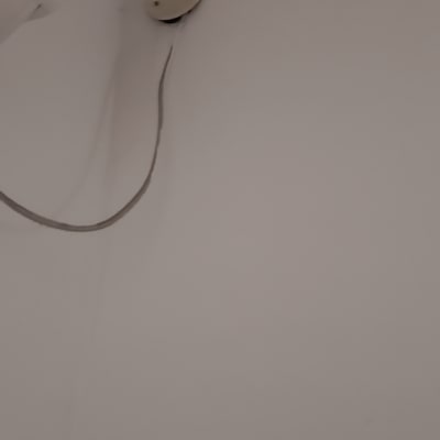 חוט חשמל יוצא מתקרה עם כיסוי עגול