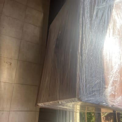 ארגז עטוף בניילון מוכן להובלה