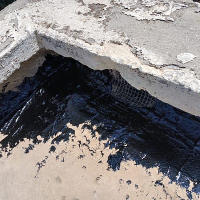 איטום גג עם חומר שחור