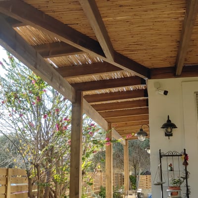 פרגולה מעץ עם גג במבוק בגינה