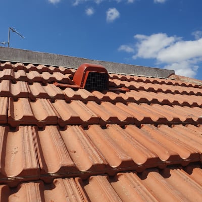 רעפים אדומים עם פתח אוורור על הגג