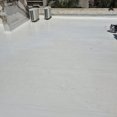 גג אטום בצבע לבן עם יחידות מיזוג אוויר