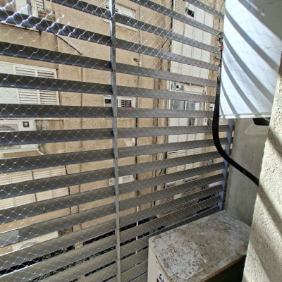 רשת מתכת למניעת כניסת יונים במרפסת