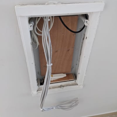 כבלים לבנים וציוד טכני בארון תקשורת פתוח