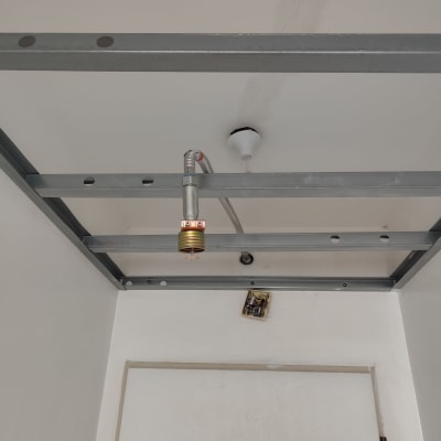 מערכת כיבוי אש מותקנת בתקרה עם מתז