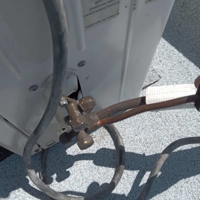 צינורות ומחברים של מזגן חיצוני על גג