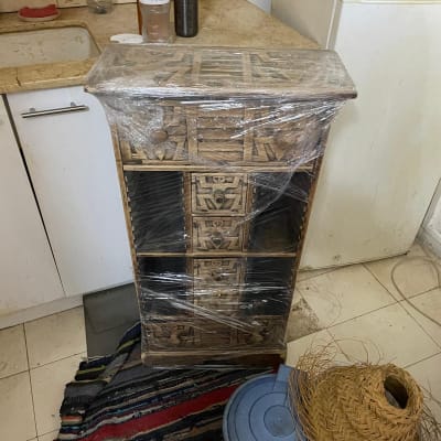 רהיט עטוף בניילון במטבח, מוכן להובלה