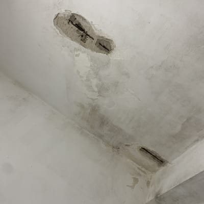 תיקון קיר עם טיח חשוף וסדקים