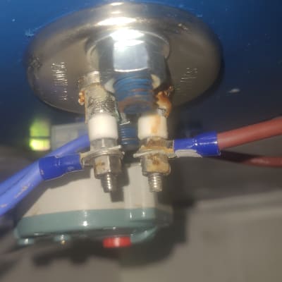 חיבורים חשמליים על דוד שמש עם חלודה