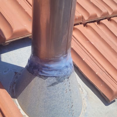 צינור מתכת על גג רעפים עם איטום סביבו