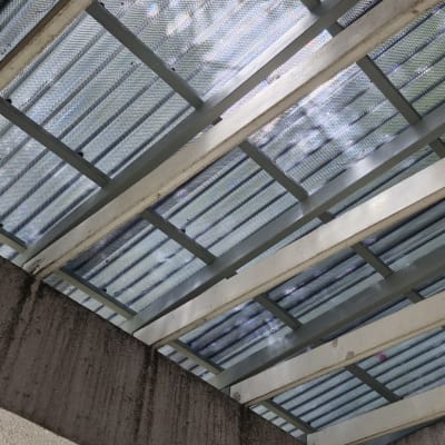 גג מתכת עם קורות עץ ותאורה