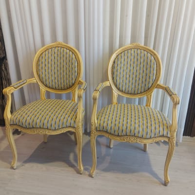 שני כיסאות מרופדים עם דוגמת פסים צבעונית