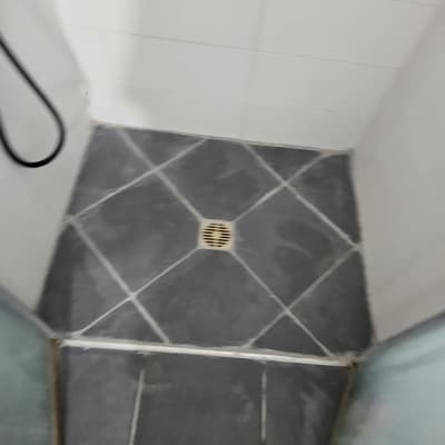 רצפת מקלחת עם ניקוז מרכזי
