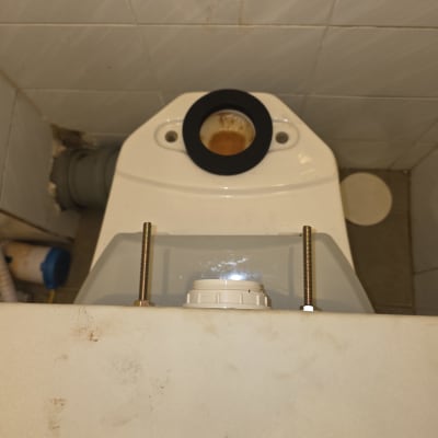 מיכל הדחה לאסלה עם חיבורי צנרת