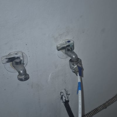 צינורות ומחברים על קיר, עבודה בתחום החשמל