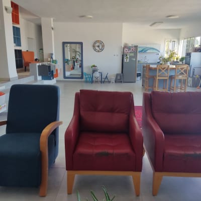 כורסאות מרופדות בעור אדום ובד כחול