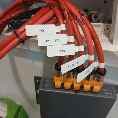 כבלים מחוברים למתג רשת עם תוויות חדרים