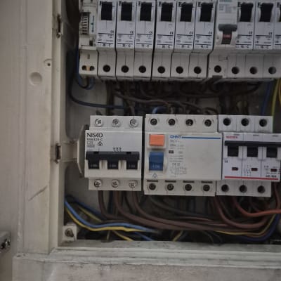 לוח חשמל עם מפסקים וחוטי חשמל צבעוניים