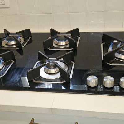 כיריים גז עם להבות כחולות במטבח