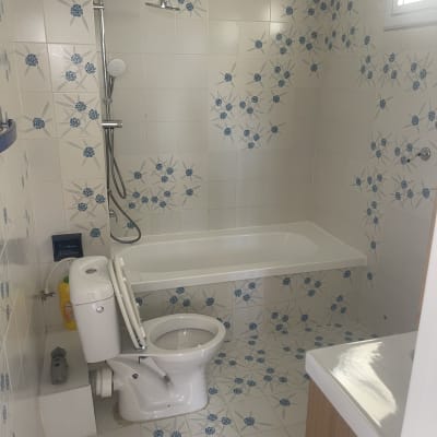 חדר רחצה ושירותים נקי ומרוצף באריחי קרמיקה מעוטרים