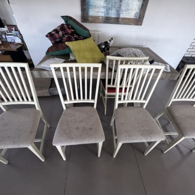 כיסאות עם ריפוד מלוכלך לפני ניקוי