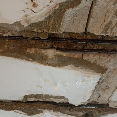 תקרת בטון עם סדקים וברזלי זיון חשופים