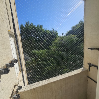 רשת מתוחה למניעת כניסת יונים במרפסת