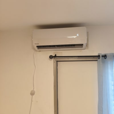 מזגן מותקן על קיר ליד חלון