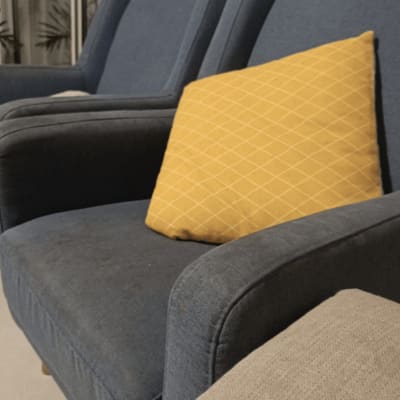 ספות כחולות עם כרית צהובה