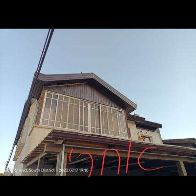 גג משופע עם חלונות זכוכית גדולים