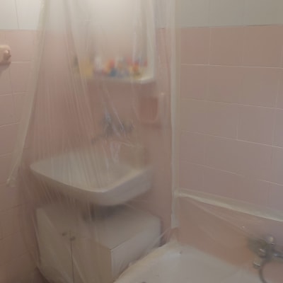 חדר אמבטיה מכוסה בניילון לקראת צביעה