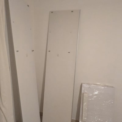 חלקי ארון מפורקים ועטופים בניילון נצמד המוכנים להובלה
