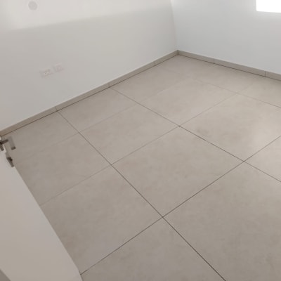 חדר ריק עם רצפת אריחים בהירה