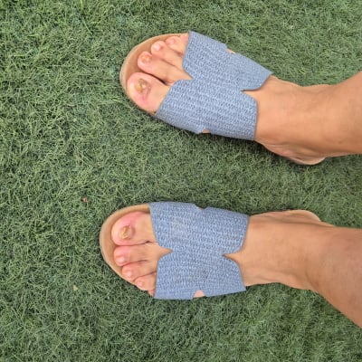 כפות רגליים עם לק על הדשא