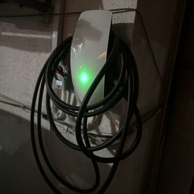 מטען חשמלי עם כבל תלוי על קיר