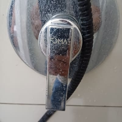 ברז מקלחת עם ידית מתכת וצינור גמיש