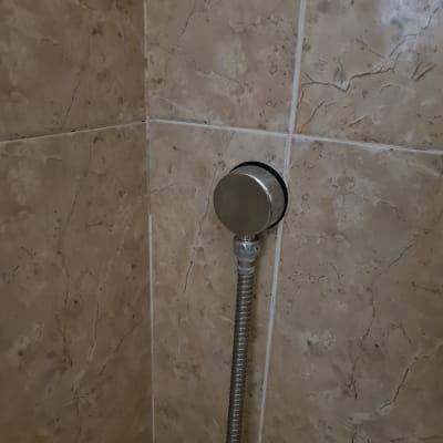 צינור מתכת מחובר לקיר בחדר אמבטיה