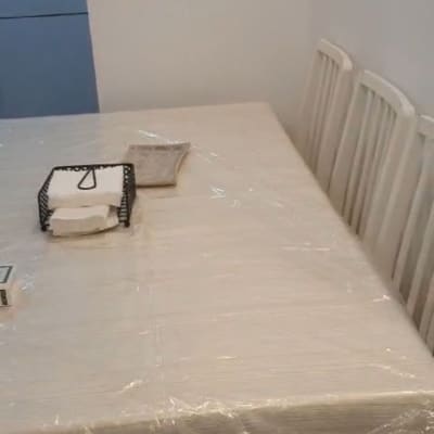 שולחן מכוסה בניילון להגנה בזמן מעבר דירה